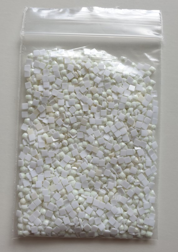 Svítící kamínky pro diamantové malování - čtvercové - 10 g